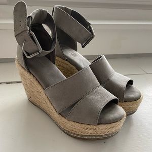 Universal Threads Wedges